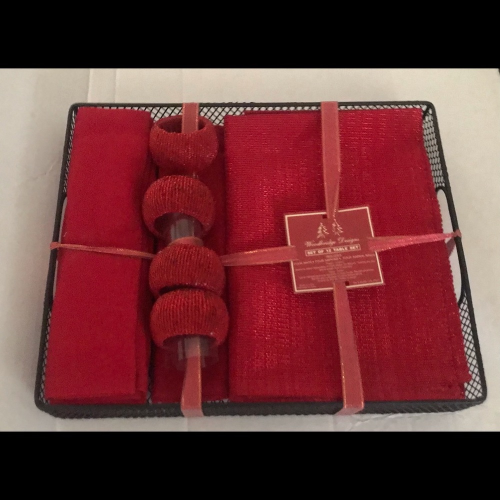 New Woodbridge Design Set of 12 Table Set Mats Napkins Napkin Rings Red India